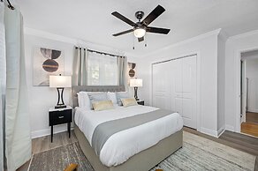 Exquisite Bayview Villa With Pool and Games!