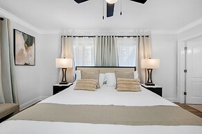 Exquisite Bayview Villa With Pool and Games!