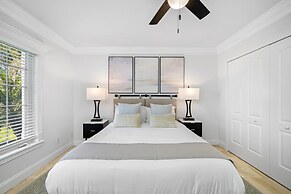 Exquisite Bayview Villa With Pool and Games!