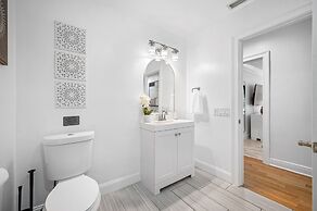 Exquisite Bayview Villa With Pool and Games!