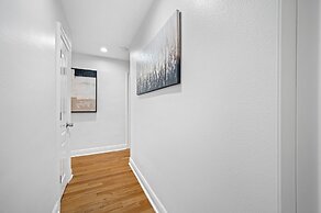 Exquisite Bayview Villa With Pool and Games!