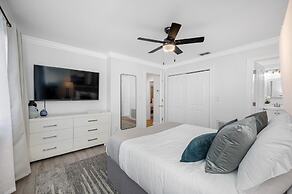 Exquisite Bayview Villa With Pool and Games!