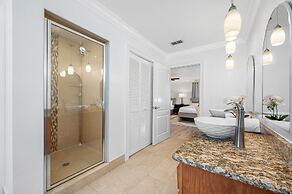 Exquisite Bayview Villa With Pool and Games!