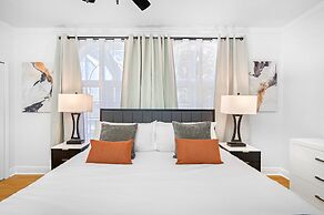 Exquisite Bayview Villa With Pool and Games!