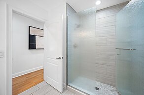 Exquisite Bayview Villa With Pool and Games!