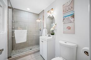 Exquisite Bayview Villa With Pool and Games!