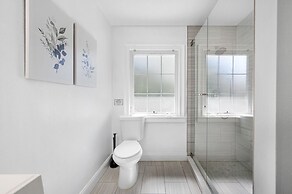 Exquisite Bayview Villa With Pool and Games!