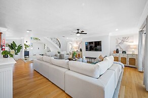 Exquisite Bayview Villa With Pool and Games!