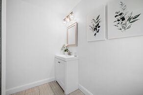 Exquisite Bayview Villa With Pool and Games!