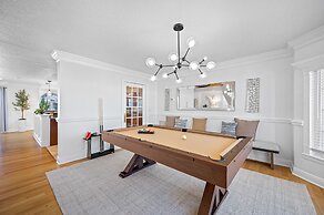 Exquisite Bayview Villa With Pool and Games!