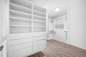 Exquisite Bayview Villa With Pool and Games!