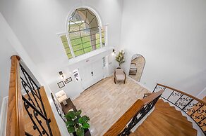 Exquisite Bayview Villa With Pool and Games!