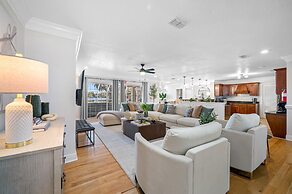 Exquisite Bayview Villa With Pool and Games!