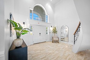 Exquisite Bayview Villa With Pool and Games!