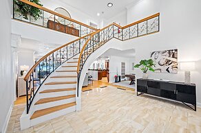 Exquisite Bayview Villa With Pool and Games!