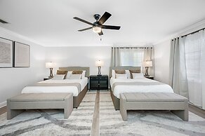 Exquisite Bayview Villa With Pool and Games!