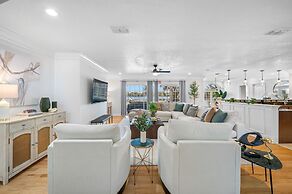 Exquisite Bayview Villa With Pool and Games!