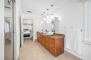 Exquisite Bayview Villa With Pool and Games!