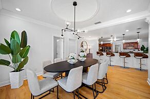 Exquisite Bayview Villa With Pool and Games!