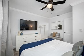 Exquisite Bayview Villa With Pool and Games!