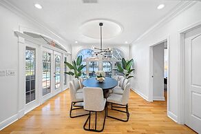 Exquisite Bayview Villa With Pool and Games!