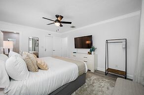 Exquisite Bayview Villa With Pool and Games!