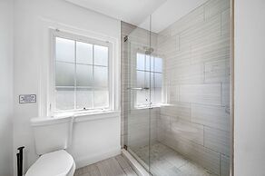 Exquisite Bayview Villa With Pool and Games!