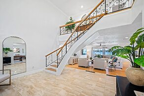 Exquisite Bayview Villa With Pool and Games!