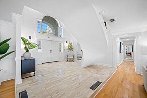 Exquisite Bayview Villa With Pool and Games!