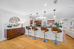 Exquisite Bayview Villa With Pool and Games!