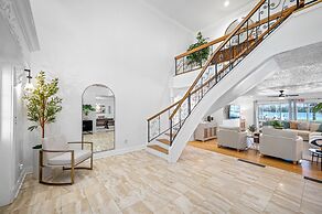 Exquisite Bayview Villa With Pool and Games!