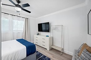 Exquisite Bayview Villa With Pool and Games!