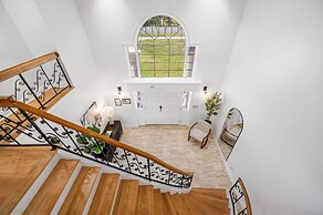 Exquisite Bayview Villa With Pool and Games!