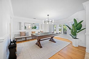 Exquisite Bayview Villa With Pool and Games!