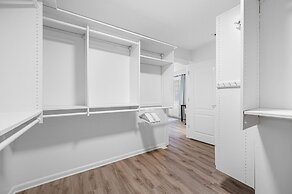 Exquisite Bayview Villa With Pool and Games!