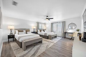 Exquisite Bayview Villa With Pool and Games!