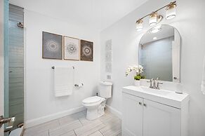 Exquisite Bayview Villa With Pool and Games!