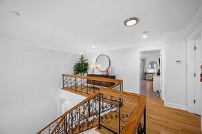 Exquisite Bayview Villa With Pool and Games!