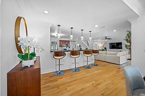 Exquisite Bayview Villa With Pool and Games!