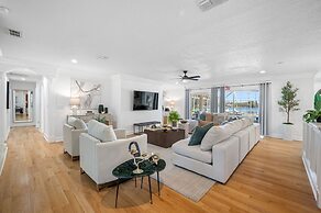 Exquisite Bayview Villa With Pool and Games!