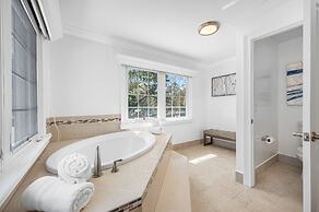 Exquisite Bayview Villa With Pool and Games!