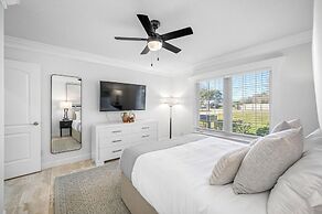 Exquisite Bayview Villa With Pool and Games!