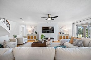 Exquisite Bayview Villa With Pool and Games!