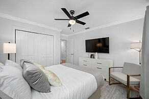 Exquisite Bayview Villa With Pool and Games!