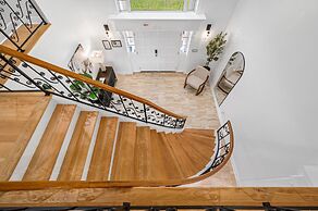 Exquisite Bayview Villa With Pool and Games!