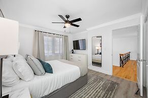 Exquisite Bayview Villa With Pool and Games!