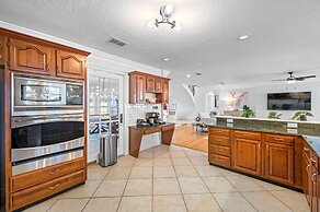 Exquisite Bayview Villa With Pool and Games!