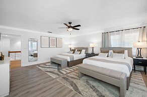 Exquisite Bayview Villa With Pool and Games!