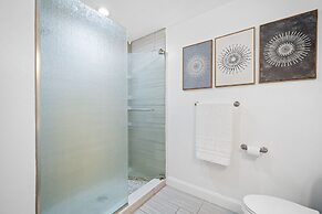 Exquisite Bayview Villa With Pool and Games!