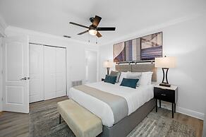 Exquisite Bayview Villa With Pool and Games!